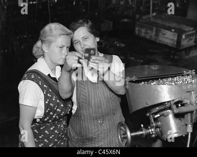 ArbeiterInnen in einer Munitionsfabrik, 1941 Stockfoto