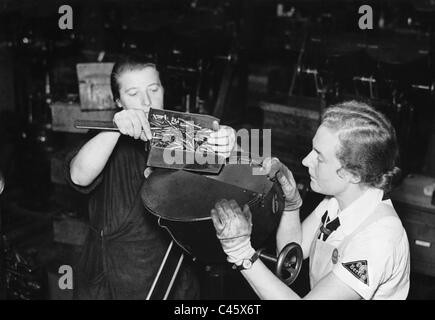 Frauen in einer Munitionsfabrik, 1940 Stockfoto