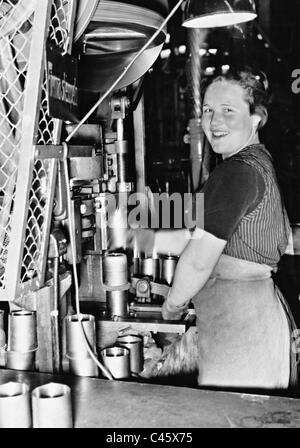 Eine Frau in einer Munitionsfabrik, 1941 Stockfoto