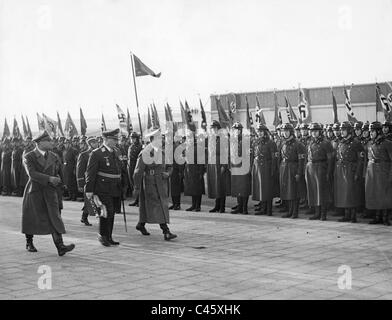 Rudolf Hess, Hermann Goering, Adolf Hitler auf dem Flughafen Tempelhof in Berlin, 1938 Stockfoto