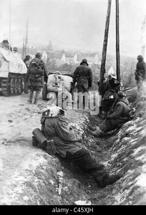 Soldaten der Waffen-SS während des Kampfes in Ungarn 1945 Stockfoto