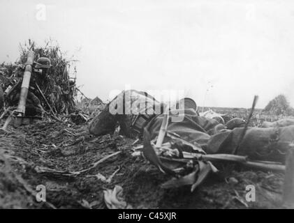 Soldaten der Waffen-SS mit einem Mörtel in Ungarn 1945 Stockfoto