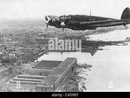 Heinkel He 111 über die Stadt Nikolajev, 1941 Stockfoto
