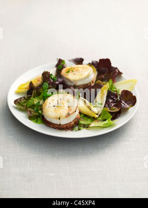Ziegenkäse Salat auf Teller, Nahaufnahme Stockfoto