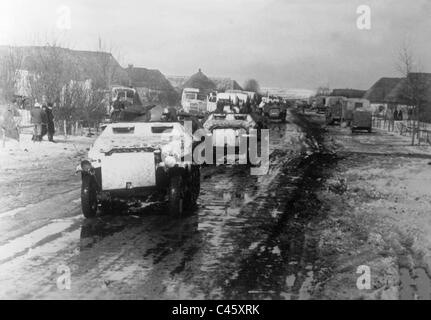 Deutsche gepanzerte Mannschaftswagen während der Manstein-Offensive in den Südabschnitt der Ostfront 1943 Stockfoto