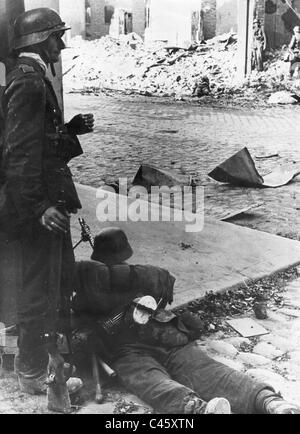 Deutscher Soldat im Kampf an der Ostfront 1944 Stockfoto