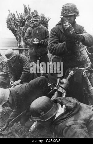 Deutsche Soldaten bombardieren russische Positionen mit einem Mörser, 1944 Stockfoto