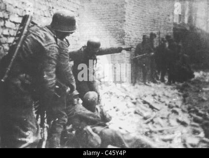 Deutsche Soldaten im Kampf bei einem Aufstand der polnischen Heimatarmee 1944 Stockfoto