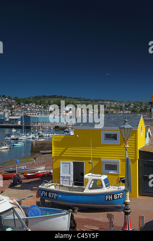 Bunte Strandhaus und Boot am Ufer des Flusses Teign in Teignmouth, Devon, England, UK Stockfoto