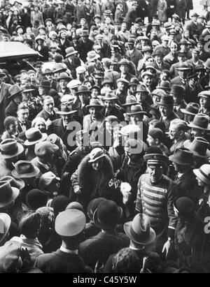 Leni Riefenstahl kommt bei der Premiere ihres Films "Tiefland" im Kölner Ufa-Palast Kino, 1932 Stockfoto