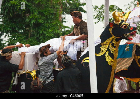 Ein Hindu Stil FEUERBESTATTUNG Prozession, wo die Leiche in einer Pagode transportiert und gesetzt in einen Stier - UBUD, BALI, Indonesien Stockfoto