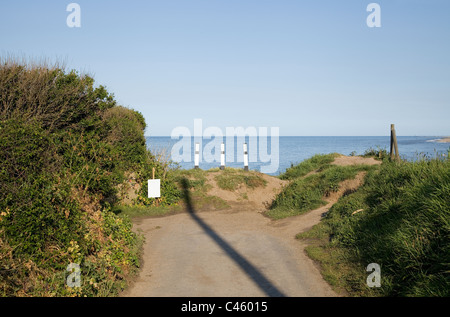 Das Ende der Straße für Beach Road, Happisburgh, Norfolk. Die Straße in das Meer hier gefallen hat und weiterhin tun. 2011. Stockfoto