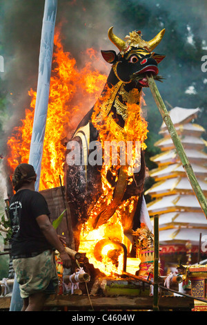 Ein Hindu Stil FEUERBESTATTUNG, wo die Leiche, im Inneren eines hölzernen Bull - UBUD, BALI, Indonesien verbrannt wird Stockfoto