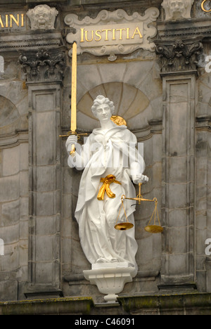 Delft, Niederlande. Stadhuis/Rathaus. Detail der Fassade - Justiz Stockfoto