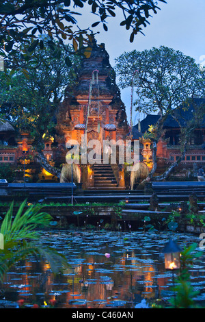 PURA TAMAN SARASWATI bekannt als die UBUD WASSERPALAST bei Dämmerung - UBUD, BALI, Indonesien Stockfoto