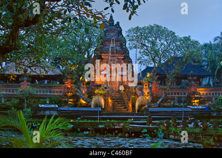 PURA TAMAN SARASWATI bekannt als die UBUD WASSERPALAST bei Dämmerung - UBUD, BALI, Indonesien Stockfoto