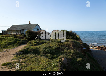 Dies sind Häuser in Beach Road Happisburgh, Norfolk, die zum Abriss bald fällig sind (2011) durch Erosion der Felsen am Meer. Stockfoto