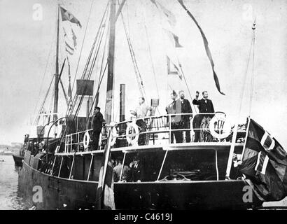 Salomon Andree mit Fraenkel und Strindberg an Bord ihres Schiffes im Hafen von Göteborg, 1897 Stockfoto