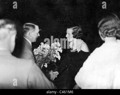 Hitler stellt Blumen Leni Riefenstahl 1935, nach der Premiere von Triumph des Willens. Stockfoto