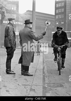 Zivil-Polizisten stoppen einen Radfahrer, 1942 Stockfoto