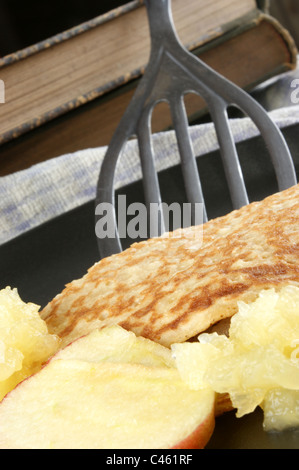 hausgemachte Pfannkuchen mit Apfelscheiben und Apfelmus Stockfoto