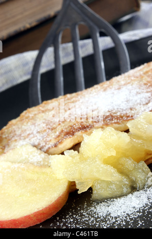 hausgemachte Pfannkuchen mit Puderzucker und Apfelmus Stockfoto