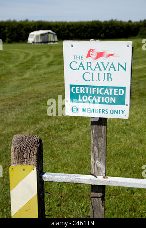 Caravan Club UK zertifizierten Standort Schild an einem Norfolk Wohnwagen & Campingplatz mit einem Wohnwagen & Markise im Hintergrund Stockfoto