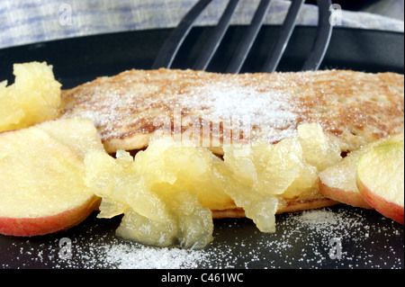 hausgemachte Pfannkuchen mit Puderzucker und Apfelmus Stockfoto