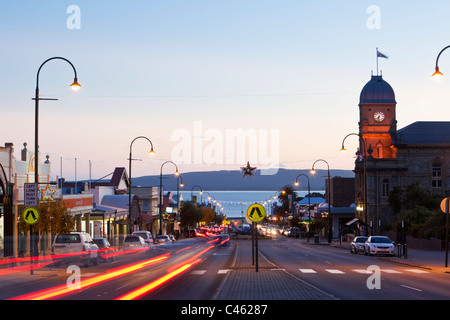 Blick auf Rathaus und York Street in der Abenddämmerung. Albany, Western Australia, Australien Stockfoto