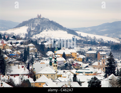 Banska Stiavnica - Kalvarienberg und Stadt im Winter - Slowakei Stockfoto