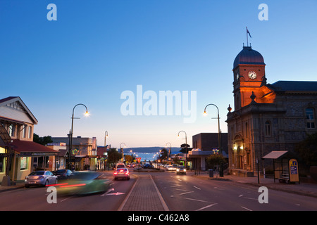 Blick auf Rathaus und York Street in der Abenddämmerung. Albany, Western Australia, Australien Stockfoto