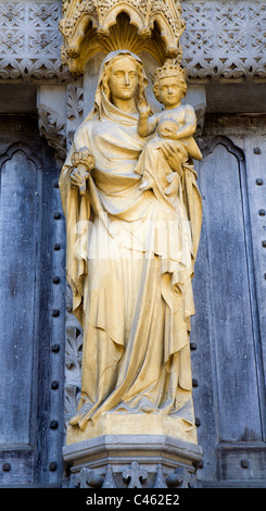 London - hl. Marienstatue aus Ost-Portal von Westminster abbey Stockfoto