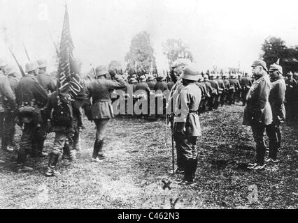 Kaiser Wilhelm II. bei einer Militärparade auf der östlichen Frontseite, 1918 Stockfoto