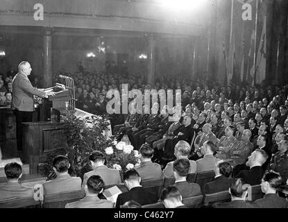 Robert Ley spricht mit ausländischen Liebschaften von DAF, 1943 Stockfoto