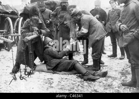 Deutsche Sanitäter kümmert sich um einen verwundeten Russen 1915 Stockfoto