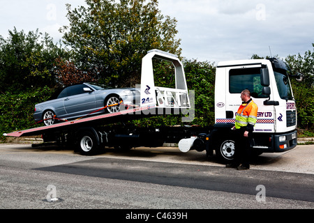 Erholung LKW Abholung Auto von der Seite der Straße Stockfoto