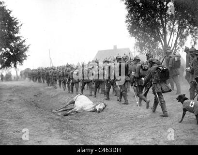 Deutsche Soldaten marschieren an der Ostfront, 1915 Stockfoto