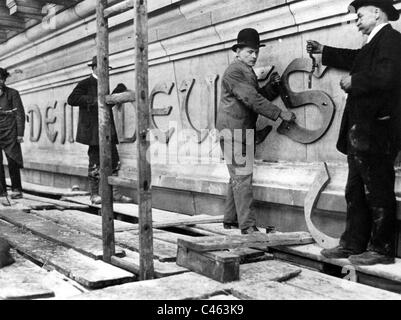 Installieren die Inschrift "Dem Deutschen Volke" (To the German People) auf dem Reichstag, 1916 Stockfoto