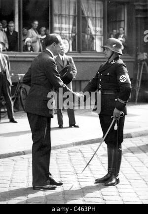 Außenminister Oberst Beck grüßt den Führer der SS Leibwächter Regiment "Adolf Hitler", 1935 Stockfoto