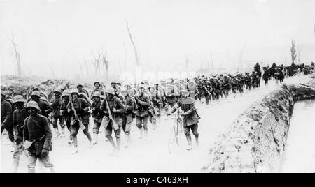 Deutsche Soldaten in der Nähe von Albert auf dem Weg nach vorne, 1918 Stockfoto