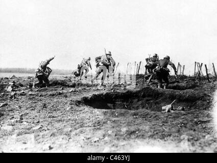 Angriff der deutschen Truppen durchbrechen Spulen aus Stacheldraht, 1918 Stockfoto