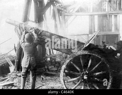 Heißen Artillerie Gewehrlauf muss 1918 abkühlt, werden Stockfoto