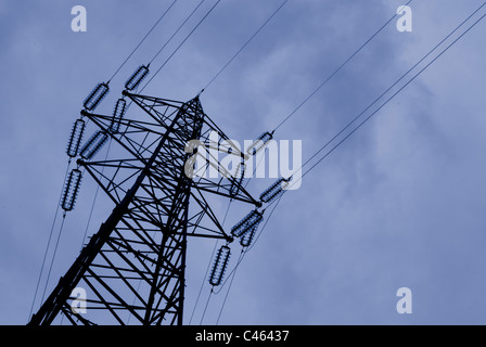 Powerline auf einem bewölkten Stockfoto