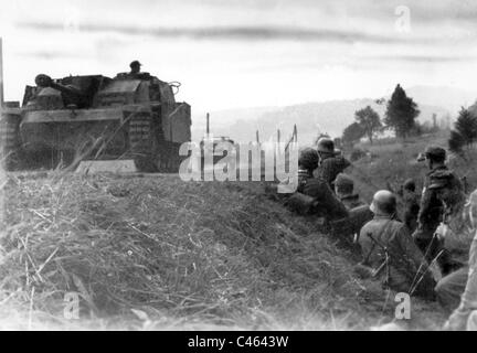 Ein Sturmgeschütz III G übergibt Infanterie, 1944 Stockfoto