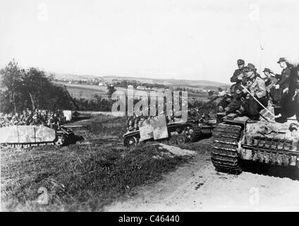 Ein Sturmgeschütz III G mit Infanterie sitzen auf ihm, 1944 Stockfoto