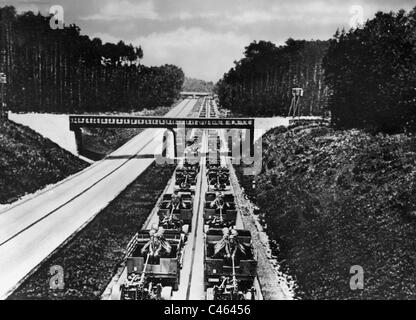 Deutsche Flak-Abwehr-Einheit auf dem Weg nach Berlin Stockfoto