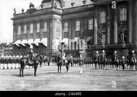 Kaiser Wilhelm II. und Prinz August Wilhelm auf der Spring Parade in Potsdam, 1905 Stockfoto