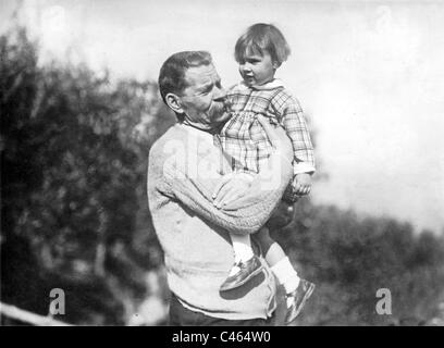 Maxim Gorky hält seine Enkelin in seinen Arm, 1928 Stockfoto