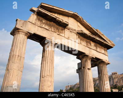 Bogen der Athena Archegetis, Eingang zum Forum Romanum, überragt von der Akropolis, Athen, Griechenland Stockfoto