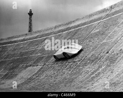 Manfred von Brauchitsch bei einer Rekordfahrt auf der Avus 1937 Stockfoto